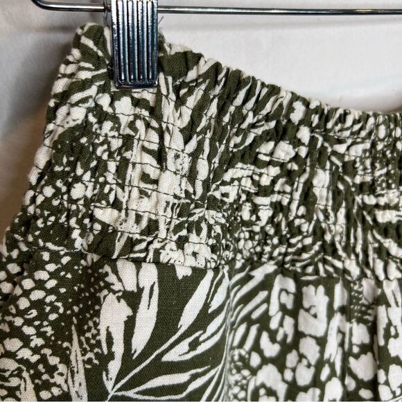 Tahari linen blend Wide Leg Beachy Coastal Pants with a green and white print - Picture 3 of 10